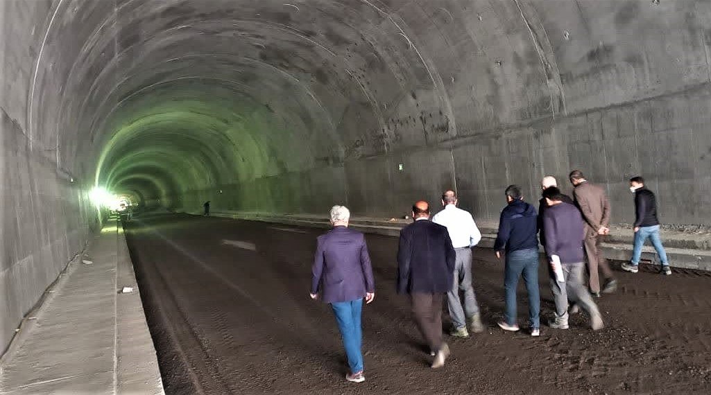 پایان سه دهه انتظار؛ طولانی‌ترین تونل جاده‌ای کرمانشاه افتتاح می‌شود/ تونل سیاه‌طاهر؛ شریان تازه تجارت و ترانزیت اورامانات به عراق/ حذف ۳۹ پیچ خطرناک و صرفه‌جویی در سوخت و زمان